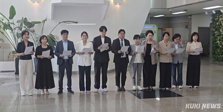 안양시의회 더불어민주당 의원들이 16일 의회 로비에서 전날 의장 선출 과정에서 불거진 무효표 논란에 대해 국민의힘을 비판하는 성명을 발표하고 있다. 김태영 기자