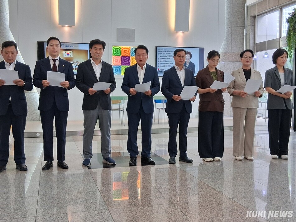 안양시의회 국민의힘 의원들이 앞서 발표된 민주당의 성명을 반박하는 기자회견을 열고 있다. 김태영 기자