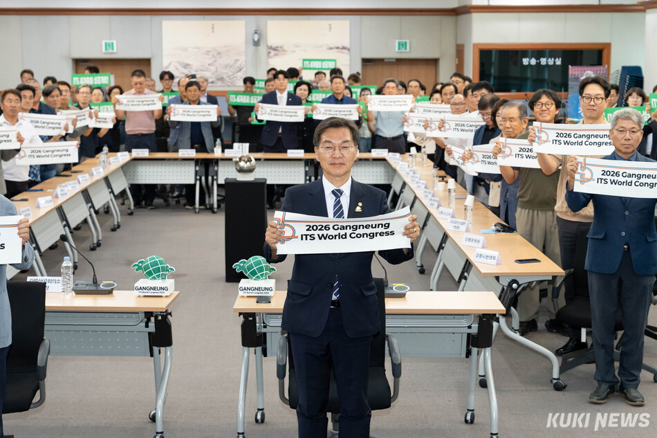 16일 강릉시청에서 열린 ‘2026 강릉 ITS 세계총회 성공기원 시민사회단체 결의대회‘에서 참석자들이 성공 개최를 다짐하고 있다. 강릉시 제공