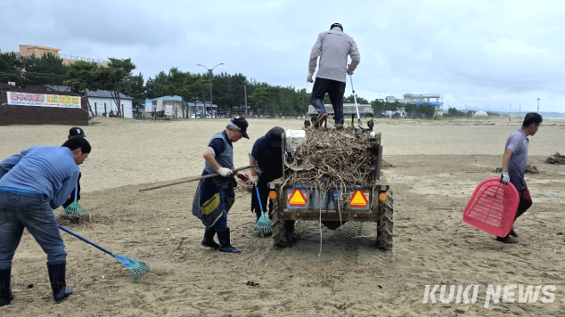 양양군 관계자들이 해양쓰레기를 수거하며 해변 청결 관리 활동을 벌이고 있다. 영영지역 해수욕장 해양쓰레기 수거 작업 모습. 양양군 제공