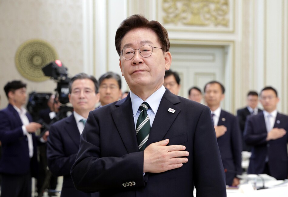 이재명 대통령이 16일 청와대 영빈관에서 열린 부처 업무보고에서 국민의례를 하고 있다. 연합뉴스