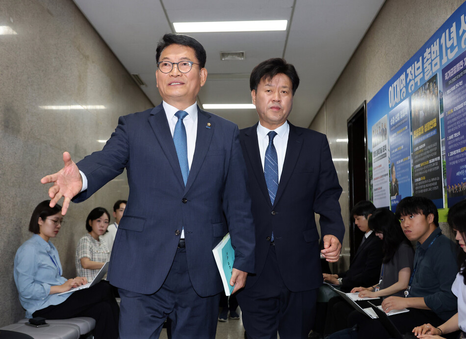 더불어민주당 8·17 전당대회에 당 대표 후보로 등록한 송영길 의원(왼쪽)과 최고위원 후보로 등록한 김용 전 민주연구원 부원장이 17일 국회에서 자신들의 후보 자격 논란과 관련해 열린 비공개 최고위원회의에 입장하고 있다. 연합뉴스