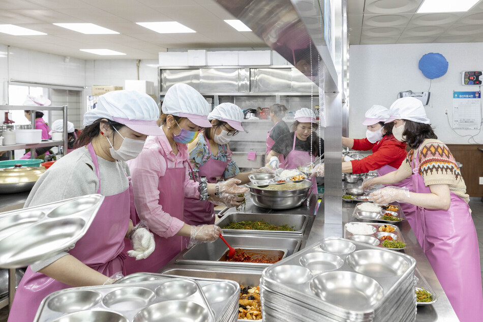 청온 봉사단 회원들이 칠곡사랑의집 무료급식소에서 배식 봉사를 하고 있다. 칠곡군 제공