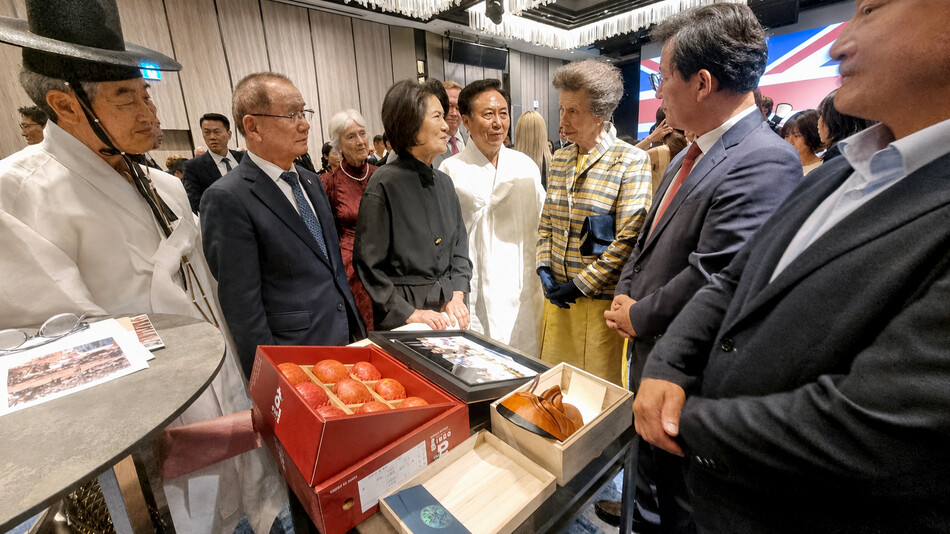지난 14일 서울 주한영국대사관에서 열린 한·영 친선만찬에서 권기창 안동시장이 영국 왕실의 앤 공주에게 안동한지와 하회탈, 그리고 27년 전 여왕의 안동 방문을 담은 기념 사진 액자를 선물로 건넸다. 안동시 제공