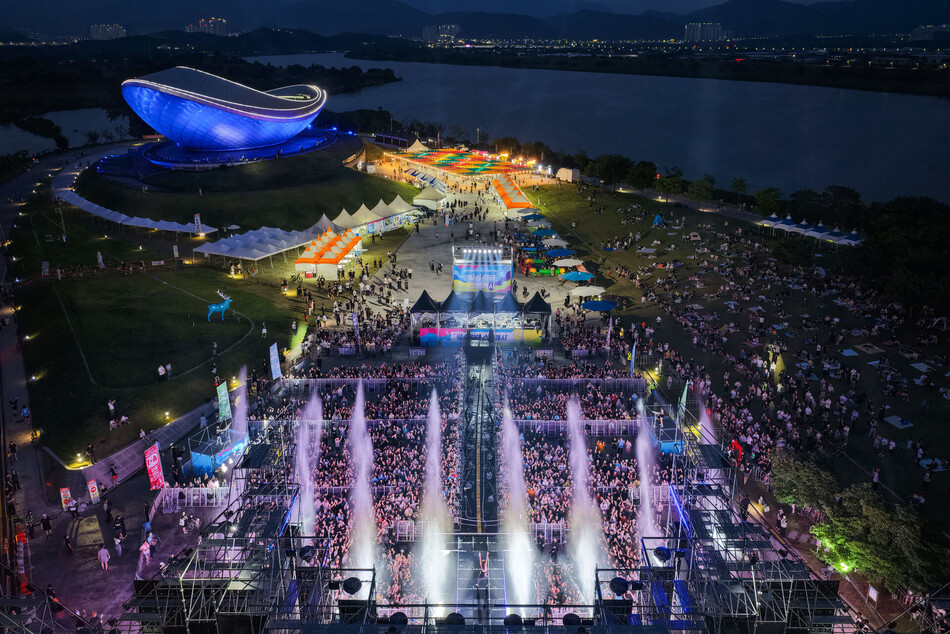 대구 달성군 디아크 광장에서 열린 달성워터스플래시에 1만5000명이 몰려 물과 음악이 어우러진 여름 축제를 즐겼다. 달성군청 제공