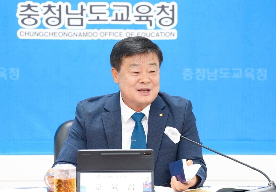 이병도 충남교육감이 20일 청 내에서 열린 주간업무보고에서 교권보호를 위한 첫 걸음으로 선생님들의 회복과 치유를 우선지원할 뜻을 밝히고 있다.