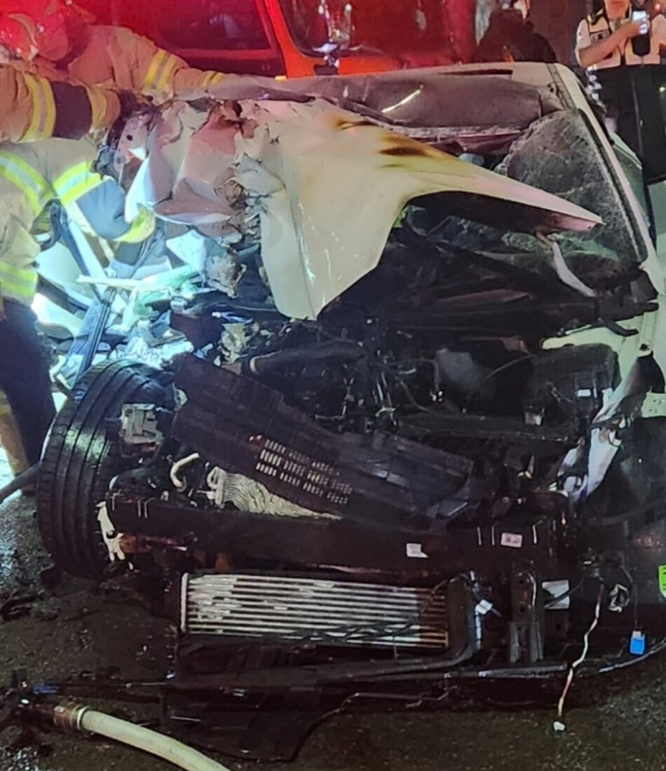 20일 오전 2시쯤 대구 서구 북비산네거리에서 음주운전으로 추정되는 승용차가 청소차를 들이받아 20대 여성 1명이 숨졌다. 대구소방안전본부 제공