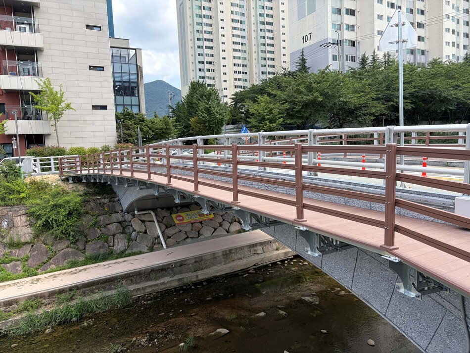 웅상 덕계동 회야강 횡단 내연교 보도육교가 데크로 설치돼 있다. 양산시 제공