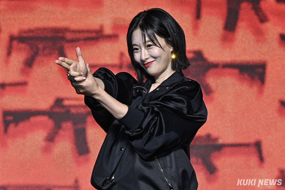 배우 현리가 20일 서울 영등포구 콘래드 서울 호텔에서 열린 디즈니+ 오리지널 시리즈 ‘킬러들의 쇼핑몰 시즌2’ 제작발표회에 참석해 포즈를 취하고 있다.