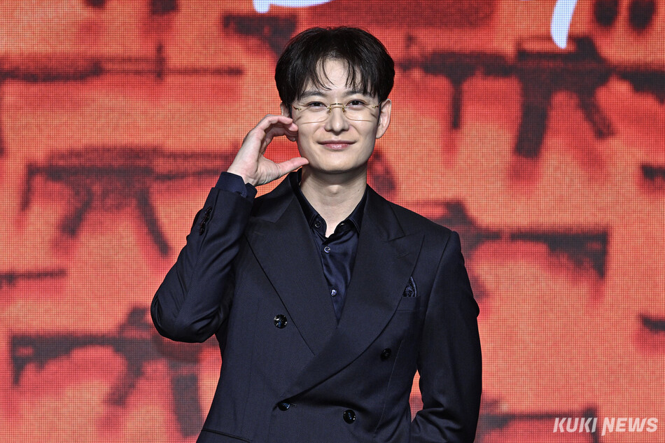 배우 오카다 마사키가 20일 서울 영등포구 콘래드 서울 호텔에서 열린 디즈니+ 오리지널 시리즈 ‘킬러들의 쇼핑몰 시즌2’ 제작발표회에 참석해 포즈를 취하고 있다.