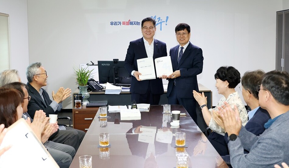 조지훈 전주시장이 20일 민선 9기 전주시장직 인수위원회 공식 활동 종료와 함께 백서를 전달받고 있다.