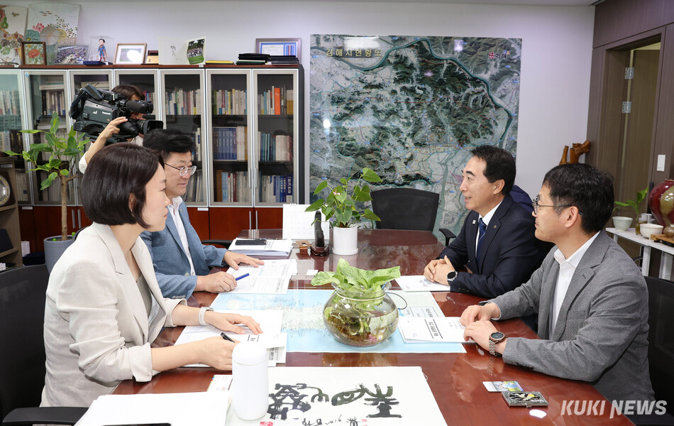 박수현 충남지사가 20일 국회의원회관을 찾아 기후에너지환경위원회 김정호 위원장과 이소영 여당 간사를 만나 통합 본사 충남 설치와 기후부 소관 공공기관 충남혁신도시 이전을 건의하고 있다. 충남도
