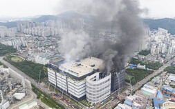 쿠팡 물류센터 화재 사흘째…안전·경영부담 ‘이중고’ 악화일로