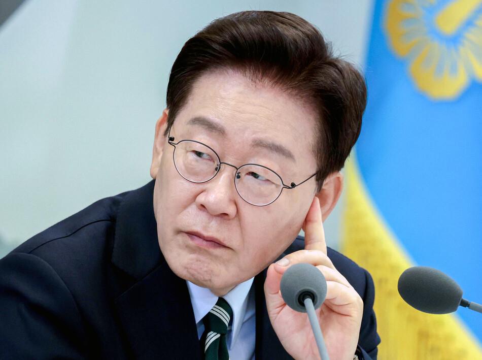 이재명 대통령이 16일 청와대 영빈관에서 열린 부처 업무보고에서 참석 기관장의 답변을 청취하고 있다. 연합뉴스