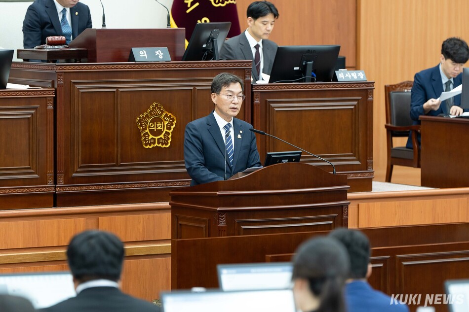 20일 열린 제331회 강릉시의회(의장 허병관) 임시회 본회의에서 김중남 강릉시장이 민선 9기 첫 추경안(2026년도 제1회 추가경정예산안)에 대한 제안설명과 함께 시정 운영 방향을 발표하고 있다. 강릉시 제공