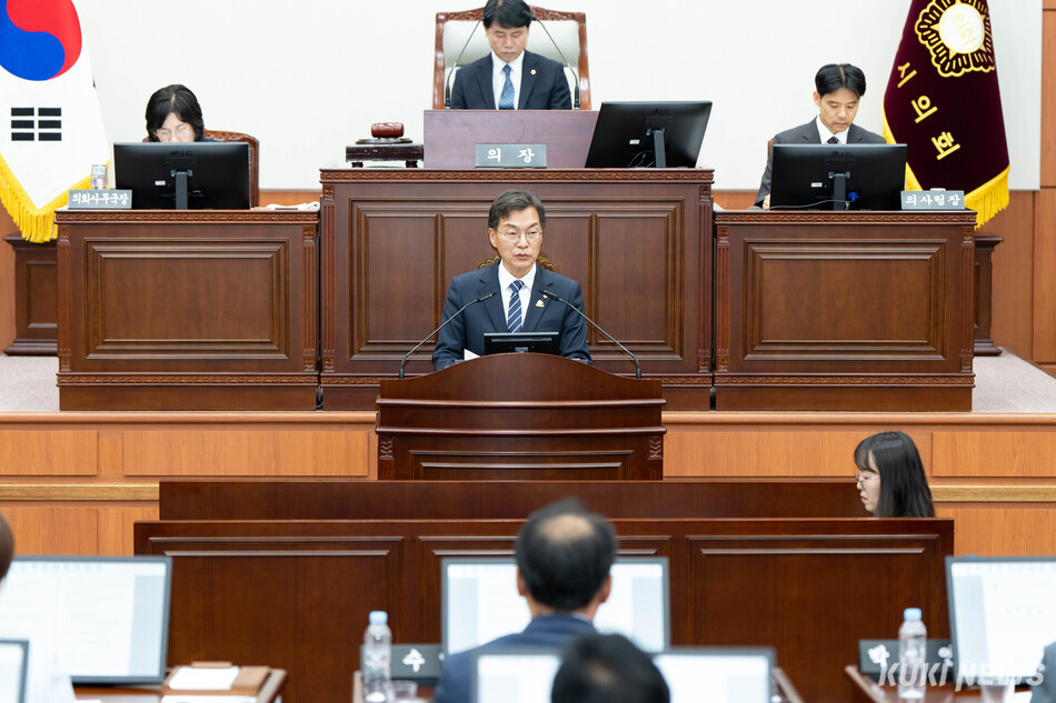 20일 열린 제331회 강릉시의회(의장 허병관) 임시회 본회의에서 김중남 강릉시장이 민선 9기 첫 추경안(2026년도 제1회 추가경정예산안)에 대한 제안설명과 함께 시정 운영 방향을 발표하고 있다. 강릉시 제공
