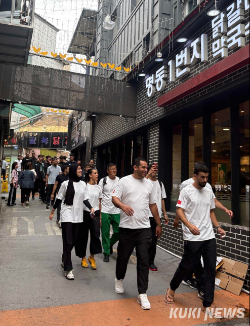 춘천 명동을 방문한 춘천코리아오픈국제태권도대회 참가 선수들.