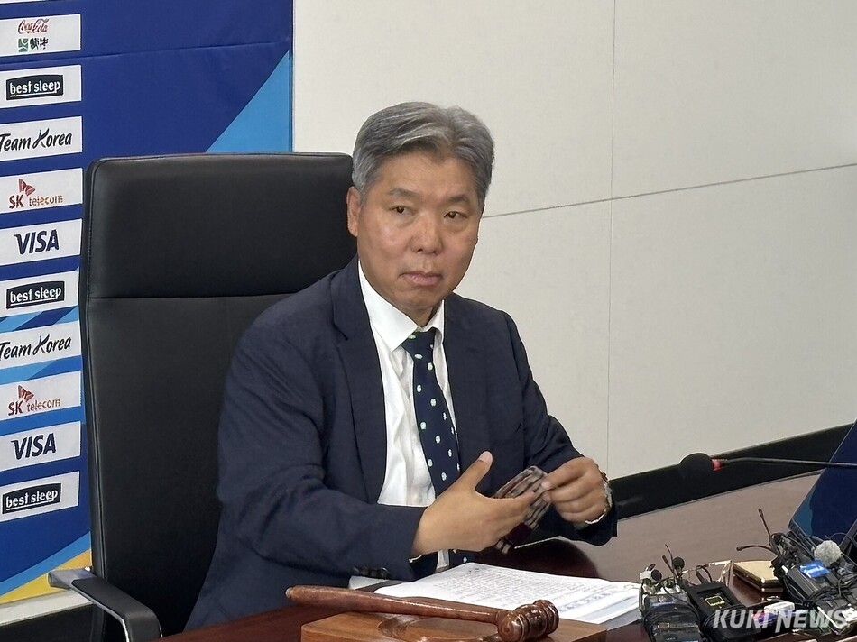 이영진 대한체육회 스포츠공정위원장(전 헌법재판관)이 20일 서울 송파구 올림픽회관에서 배재고 야구부 징계 재심의 관련 등을 주요 안건으로 하는 제19차 스포츠공정위원회에 참석했다. 권혜진 기자