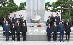 진주시의회, 원구성 마무리...진주대첩계사순의단·충혼탑 참배