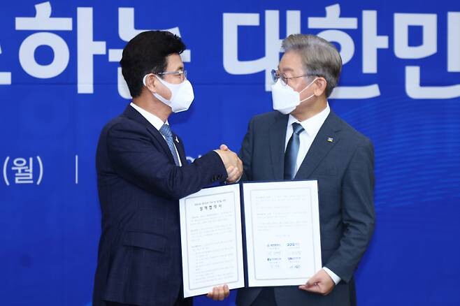 2021년 8월 2일 대전시청에서 당시 이재명 경기도지사와 허태정 대전시장(왼쪽)이 ‘국가균형발전 선도‘ 협약식 후 악수를 하고 있다. 사진=쿠키뉴스DB