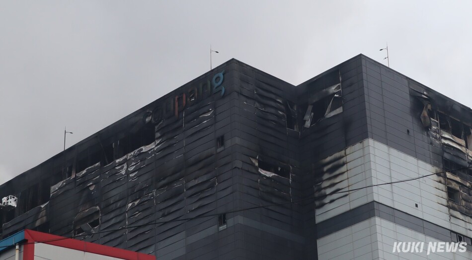 지난 18일 오전 6시54분쯤 발생한 인천 서해구 석남동 쿠팡 물류센터 화재로 건물이 검게 그을려 있다. 유정민 기자