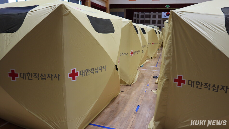 20일 인천 서해구 신현초등학교에 쿠팡 물류센터 화재 피해 주민들을 위한 대피소 텐트가 설치되어 있다. 유정민 기자