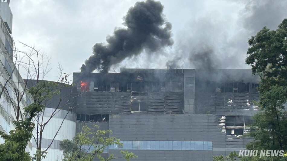 20일 인천 서해구 석남동 쿠팡 물류센터 화재 현장에서 뿜어져 나온 검은 연기가 하늘을 뒤덮고 있다. 유정민 기자
