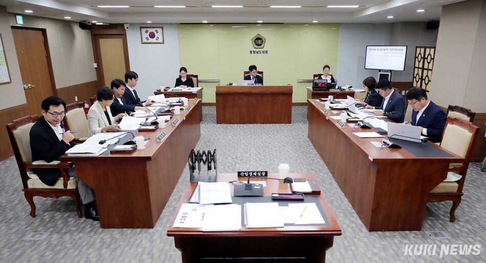 충남도의회 기획경제위원회는 20일 열린 제370회 임시회 제3차 회의에서 산업경제실 소관 조례안과 출연계획안을 심사하고, 산업경제실 및 충남테크노파크의 주요업무 추진상황 보고를 받았다. 충남도의회