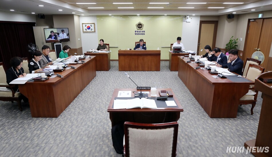 충남도의회 행정문화위원회는 20일 제370회 임시회 제3차 회의를 열고 충남역사문화연구원, 한국유교문화진흥원, 충남문화관광재단 소관 2026년 주요업무 추진상황을 청취했다.