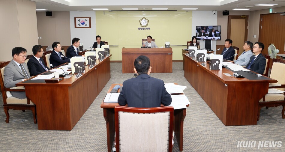 충남도의회 건설소방위원회는 20일 제370회 임시회 제3차 회의를 열고, 충남도 건설교통국과 건설본부의 2026년도 주요 업무 추진 상황을 보고 받았다.