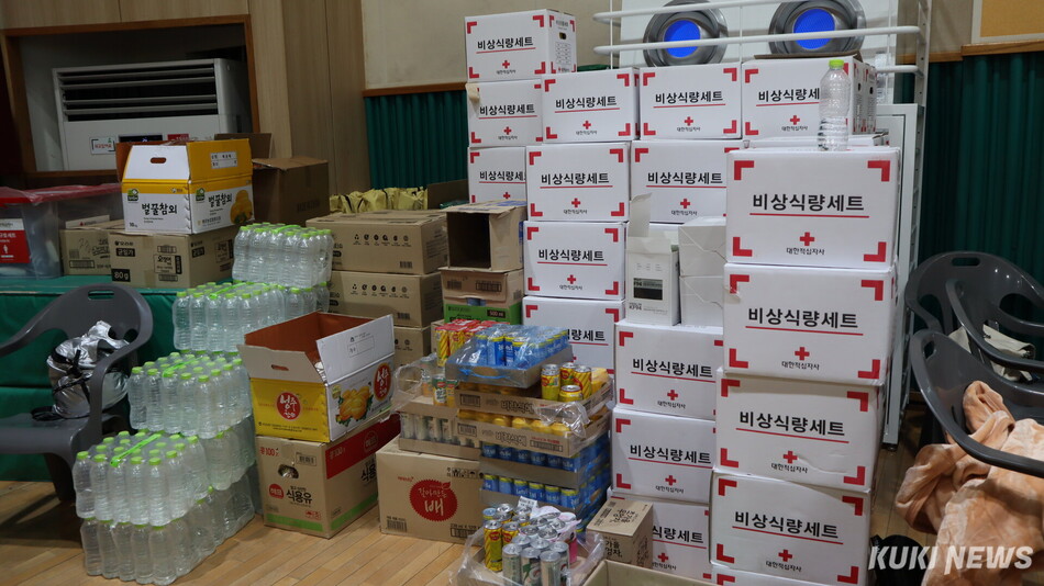 20일 인천 서해구 신현초등학교 대피소에 구호물품들이 마련돼 있다. 유정민 기자