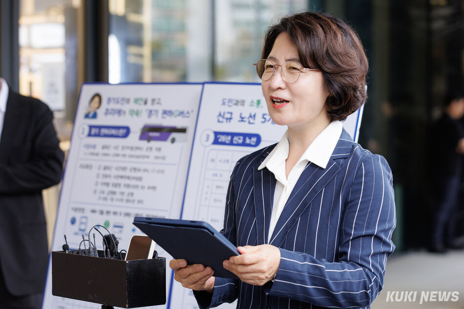추미애 경기도지사가 20일 성남시 분당구 판교역 정류소에서 기자회견을 열고 ‘경기편하G버스’ 신규 5개 노선 확대 계획을 밝히고 있다. 경기도 제공