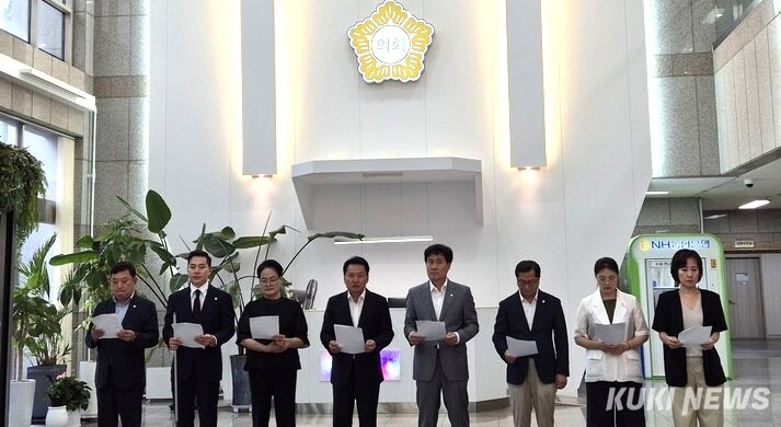 안양시의회 국민의힘 의원들이 20일 오후 시의회 로비에서 앞서 발표된 민주당의 주장을 반박하는 기자회견을 열고 있다. 국민의힘 제공