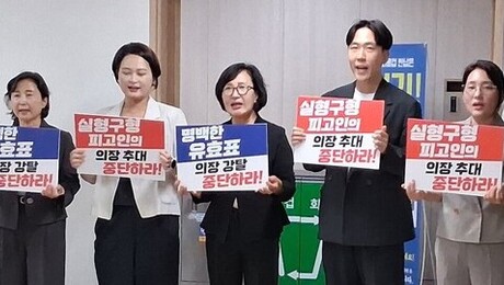 쇠파이프 등장한 안양시의회 파행…본회의장 입구 봉쇄 시도에 의원들 간 몸싸움