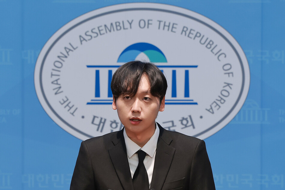 더불어민주당 최고위원에 도전하는 정민철 정책위원회 부의장이 지난 14일 국회 소통관에서 이날 민주당 최고위원회가 선출직 최고위원 5명 중 1명을 청년 몫으로 분리해 별도로 선출하는 ‘청년 최고위원’ 제도 도입의 건을 부결한 것을 규탄하고 있다. 연합뉴스
