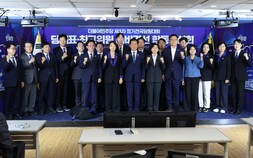 민주당 전대 레이스 개막…‘정청래 책임론’ 놓고 후보들 충돌