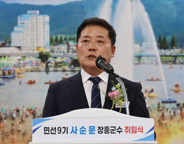 더불어민주당 텃밭인 전남에서 조국혁신당 후보로 출마해 당선된 사순문 장흥군수가 ‘허위경력 기재’ 혐의로 경찰조사를 받게 됐다. /사순문 군수 페이스북
