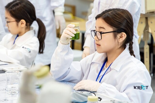 한국화학연구원 ‘제3회 케미로와요’에 참가한 초등학생이 카민지시약 실험 결과를 살펴보고 있다. 한국화학연구원