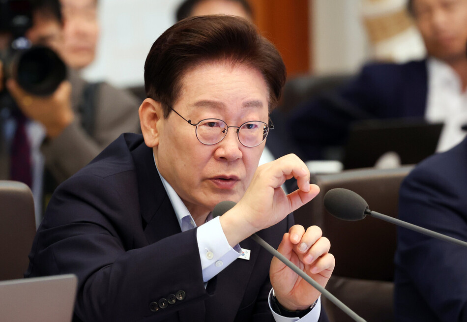 이재명 대통령이 21일 청와대에서 열린 국무회의에서 발언하고 있다. 연합뉴스