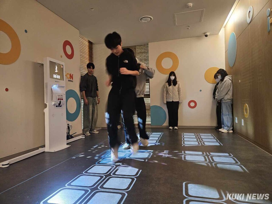 양양군이 2025년 과학기술정보통신부 공모사업인 ‘스마트빌리지 보급 및 확산사업‘에 선정돼 전국 최초로 데이터 기반 스마트 육아지원 플랫폼을 구축, AI․빅데이터에 의한 아이 성장관리를 활성화하고 있다. 가족센터 아이온 프로그램 활용 모습. 양양군 제공