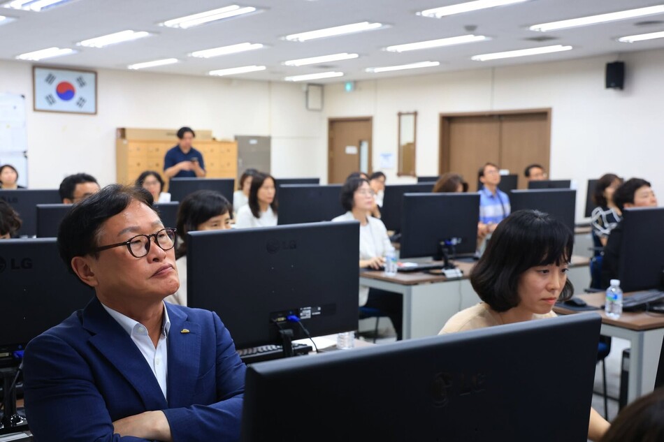 수성구가 간부 공무원 대상 AI 실습 교육으로 공공 AI 전환에 속도를 내고 있다. 김대권 수성구청장이 5급 이상 간부 공무원들과 AI 실습 교육을 듣고 있다. 출처=김대권 수성구청장 페이스북