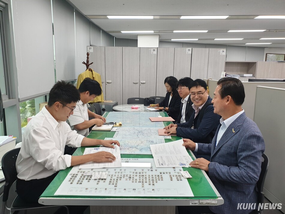 신영재 홍천군수가 21일 국토교통부를 방문해 용문~홍천 광역철도 조기 착공과 관련된 정책 방향을 설명하고 있다.