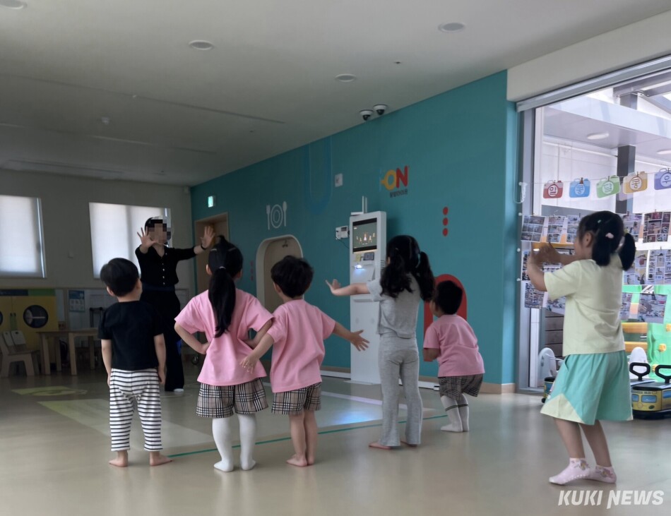 양양군이 2025년 과학기술정보통신부 공모사업인 ‘스마트빌리지 보급 및 확산사업‘에 선정돼 전국 최초로 데이터 기반 스마트 육아지원 플랫폼을 구축, AI․빅데이터에 의한 아이 성장관리를 활성화하고 있다. 하나어린이집 스마트 체육 디딤 프로그램 수업 모습. 양양군 제공