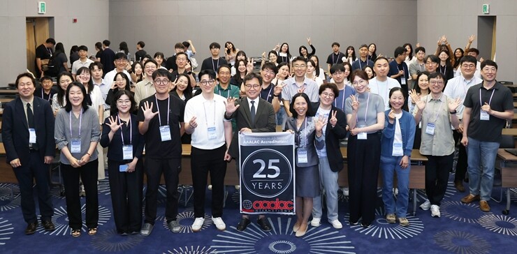 ‘25 Years of Achievement Banner’를 수상한 KIT. KIT