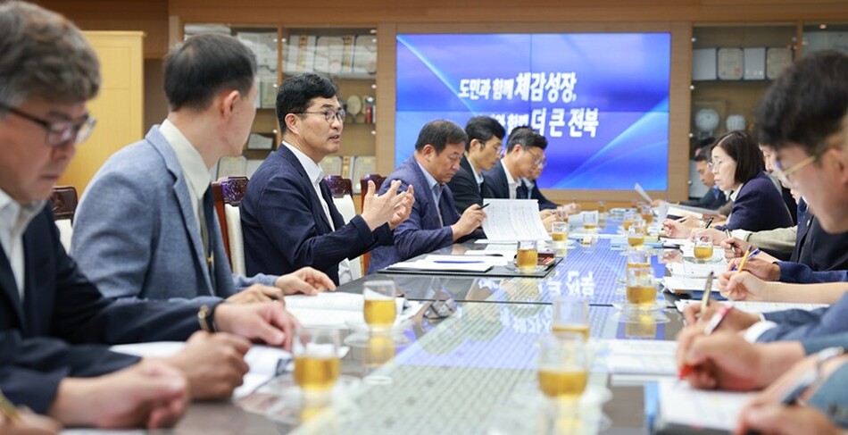 이원택 전북특별자치도지사가 21일 간부회의를 주재하고, 지역 현안에 대한 해결 방안을 논의하고 있다.