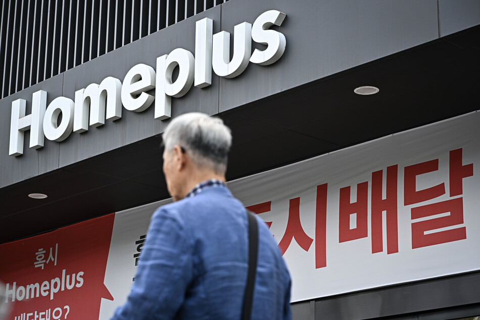 7일 서울 시내 한 홈플러스 앞을 시민이 지나고 있다. 남동균 기자