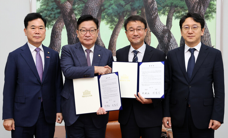 한병도 더불어민주당 당대표 직무대행 겸 원내대표와 정점식 국민의힘 원내대표가 21일 국회에서 중앙선거관리위원회 투표용지 부족 사태에 따른 특검법안 합의문에 서명한 뒤 기념 촬영을 하고 있다. 왼쪽부터 김승수 국민의힘 원내운영수석부대표, 정 원내대표, 한 대행, 천준호 민주당 원내운영수석부대표. 연합뉴스