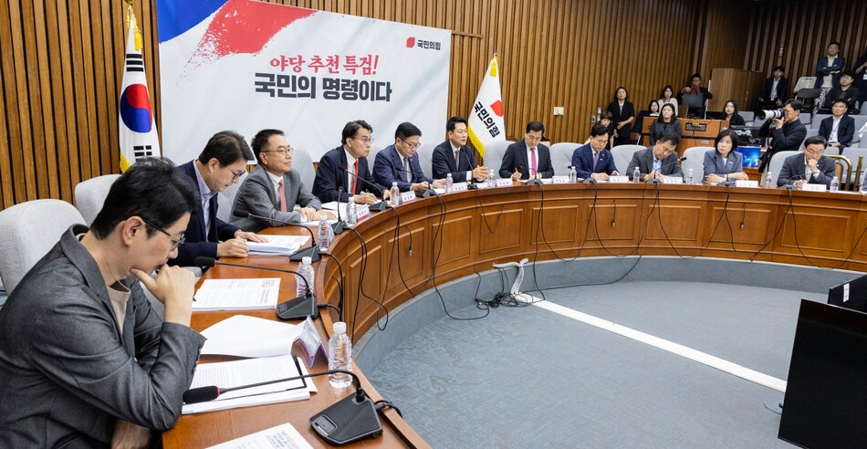 장동혁 국민의힘 대표가 21일 국회에서 열린 ‘제9회 전국동시지방선거 투표용지 부족 사태 등 국민 참정권 침해 진상규명 및 선거관리 개혁을 위한 국정조사 특별위원회’ 및 ‘6·3 국민참정권 침해 진상규명 및 선거관리 개혁 특별위원회’ 연석회의에서 발언하고 있다. 연합뉴스