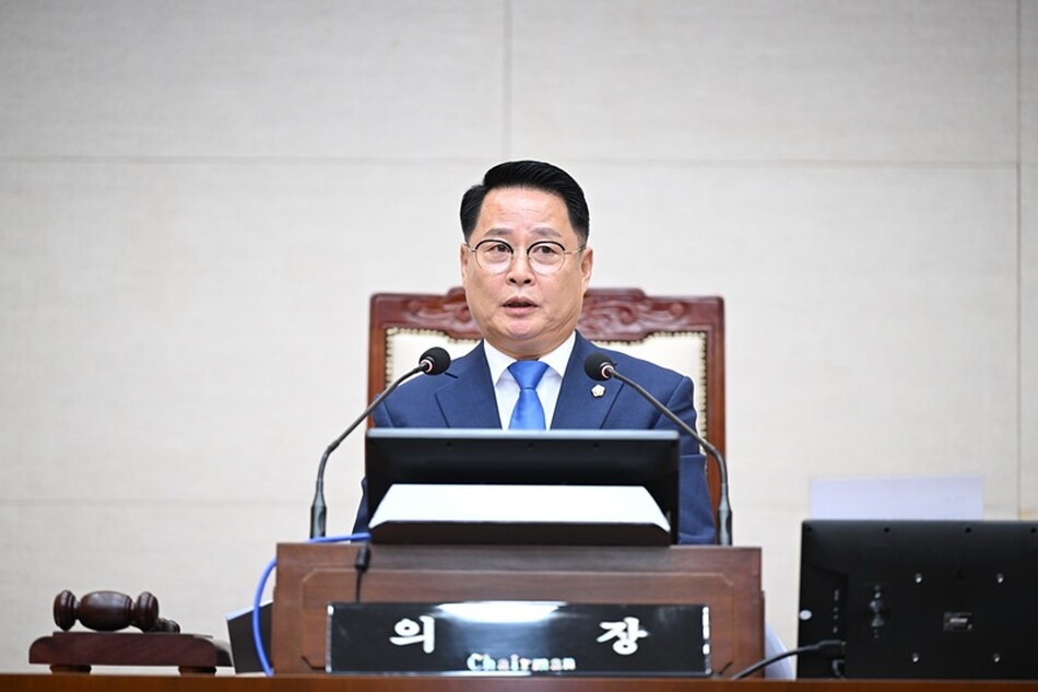 성중기 완주군의회 의장이 21일 제302회 임시회에서 개회사를 통해 제10대 의회 의정 방향을 제시하고 있다.