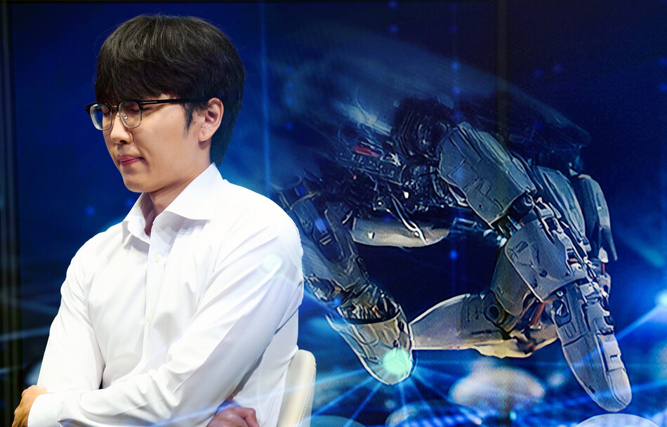 바둑 세계랭킹 1위 신진서 9단이 21일 오전 서울 중림동 한국경제TV 스튜디오에서 열린 ‘쎈수학·한경 기신전(棋神戰)‘ 인공지능(AI) 프로그램 카타고(KataGo)와의 두 점 접바둑 3번기 최종 3국을 펼치고 있다.